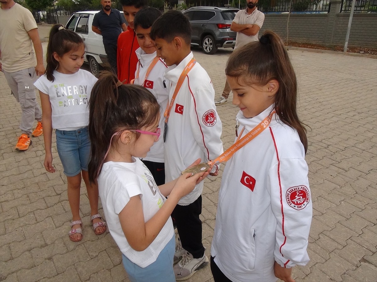 Şanlıurfa'nın Viranşehir ilçesinde yaşayan 10 yaşındaki Arin Vefa, izlediği bir filmden...