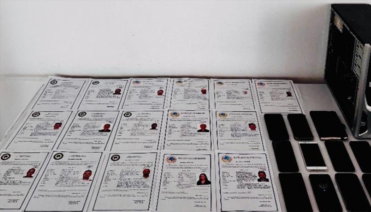 Şanlıurfa merkezli 5 ilde suç örgütüne yönelik operasyonda gözaltına alınan 7 şüpheliden 4'ü...