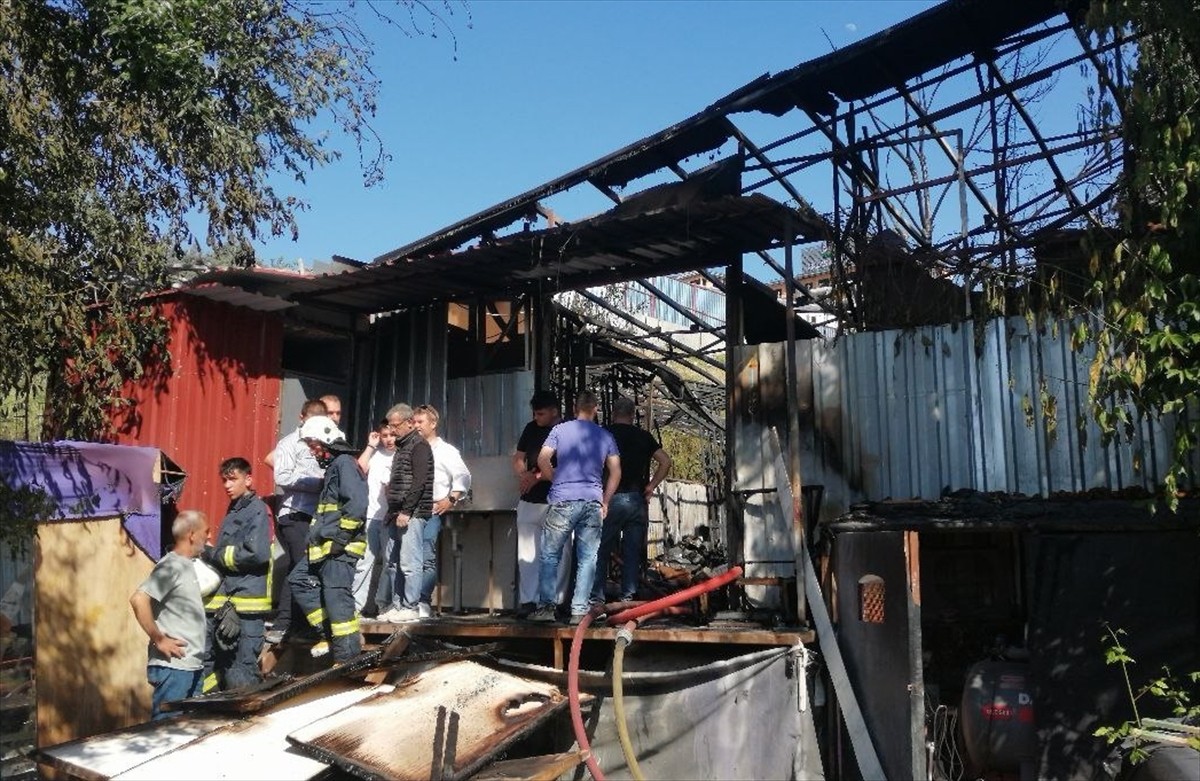 Sarıyer'de mobilya atölyesinde çıkan yangın itfaiye ekiplerinin müdahalesiyle söndürüldü.
