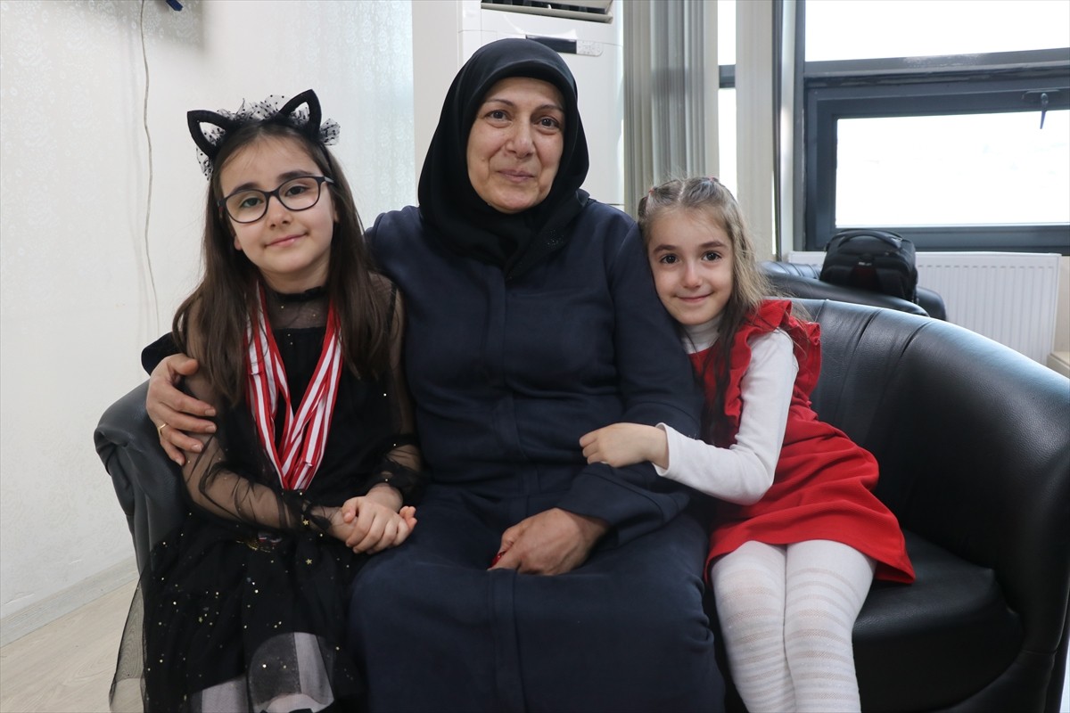 Siirt'te yakınlarını kan bağışında bulunmaya ikna eden 9 yaşındaki Zeynep Ece Güneş'e...