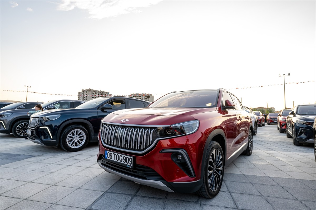 Sincan Belediyesi ve TOGG Team işbirliğiyle "Devrim Arabaları" açık hava sineması gösterimi...