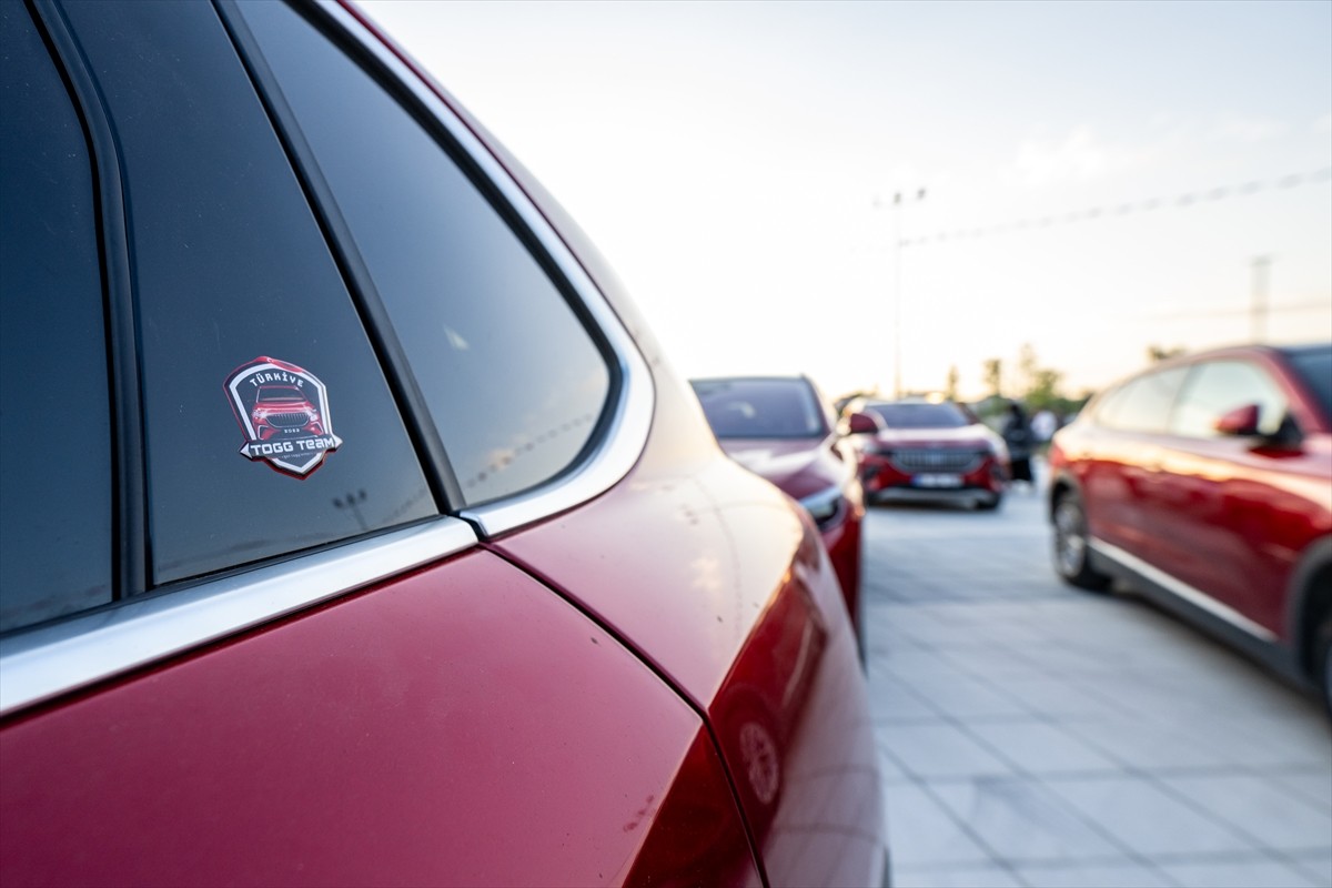 Sincan Belediyesi ve TOGG Team işbirliğiyle "Devrim Arabaları" açık hava sineması gösterimi...