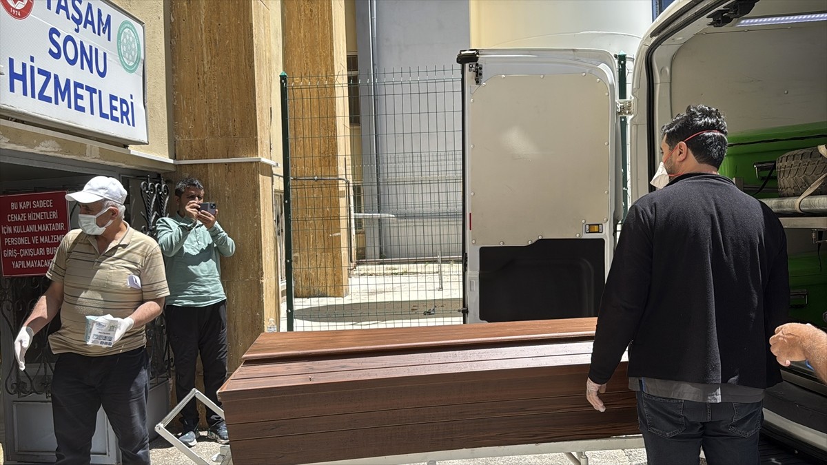 Sivas'ta Kırım Kongo Kanamalı Ateşi (KKKA) hastalığı şüphesiyle tedavi gören kişi yaşamını...