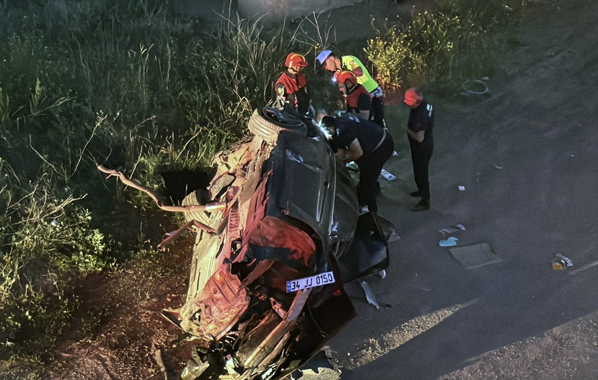 Sivas'ta köprüden düşen otomobildeki 2 kişi yaralandı.