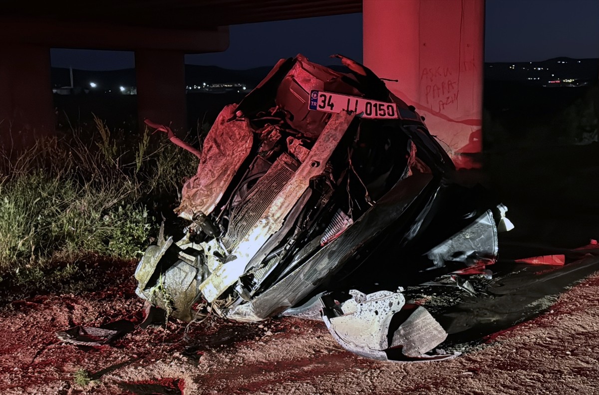 Sivas'ta köprüden düşen otomobildeki 2 kişi yaralandı.