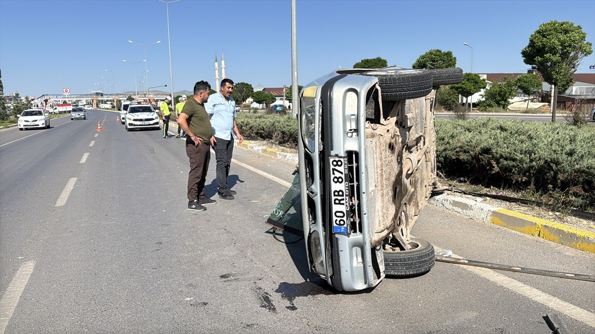 Sivas'ta otomobilin devrilmesi sonucu 2 kişi yaralandı.