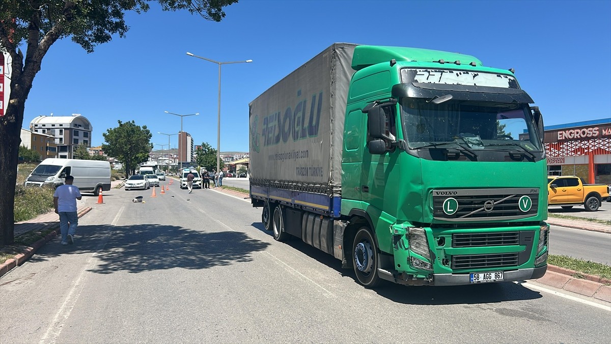 Sivas'ta tırın çarptığı 71 yaşındaki yaya hayatını kaybetti.