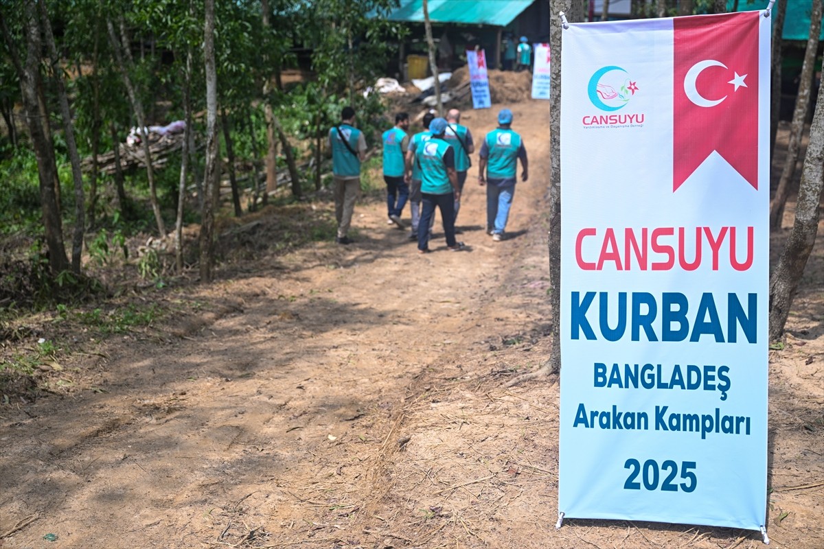 Sivil toplum kuruluşu Cansuyu Yardımlaşma ve Dayanışma Derneği, Kurban Bayramı'nda, Bangladeş'in...