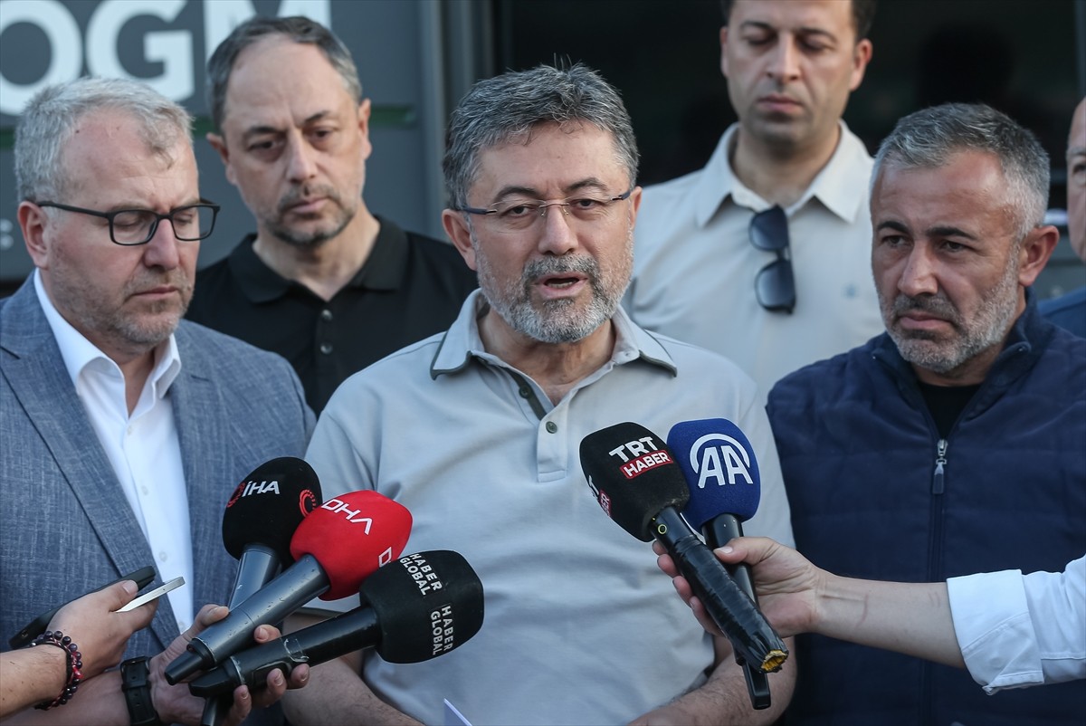 Tarım ve Orman Bakanı İbrahim Yumaklı, Bilecik'te yangının devam ettiği bölgede, gazetecilere...