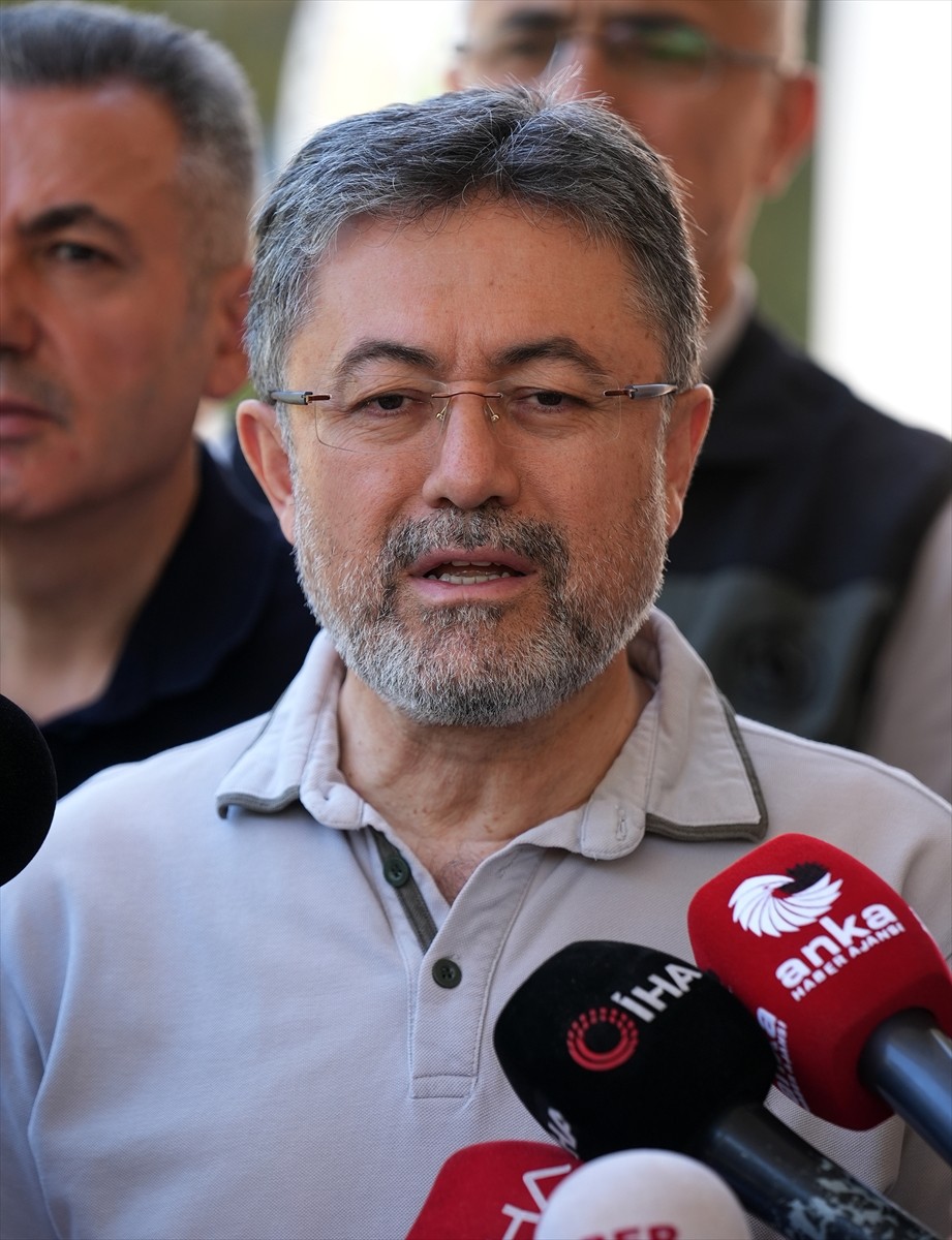 Tarım ve Orman Bakanı İbrahim Yumaklı, İzmir'in Seferihisar ve Menderes ilçeleri arasında çıkan...