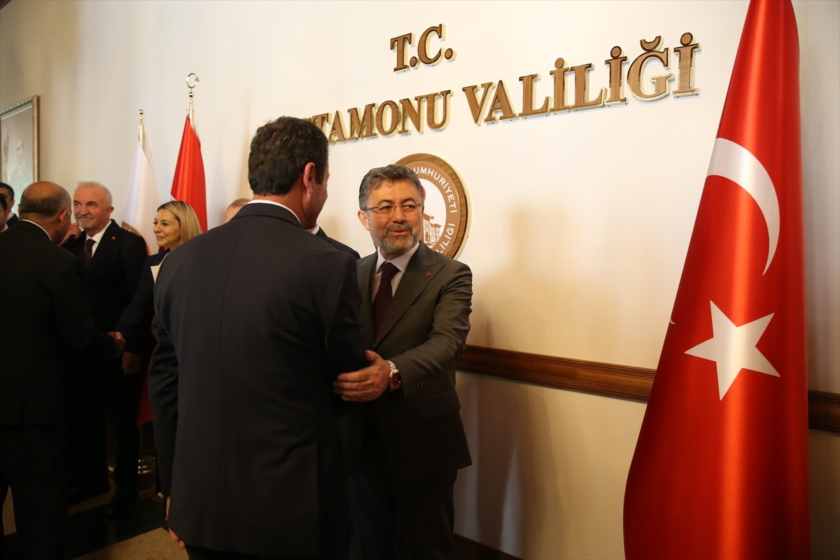 Tarım ve Orman Bakanı İbrahim Yumaklı, Kastamonu'da düzenlenen bayramlaşma programına katıldı....