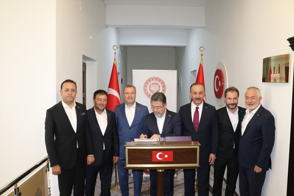 Tarım ve Orman Bakanı İbrahim Yumaklı (ortada), programları kapsamında Isparta Valisi Abdullah...