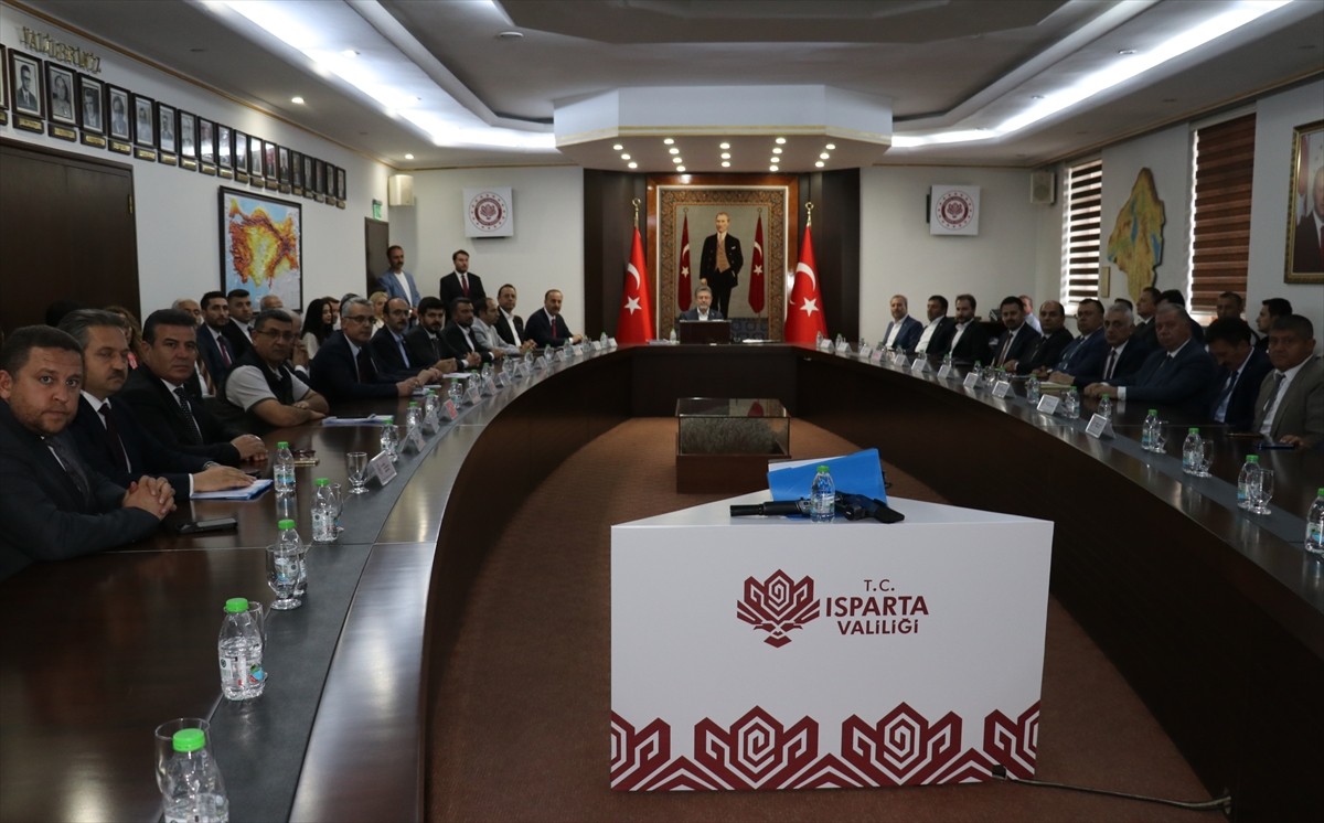 Tarım ve Orman Bakanı İbrahim Yumaklı (ortada), programları kapsamında Isparta Valisi Abdullah...