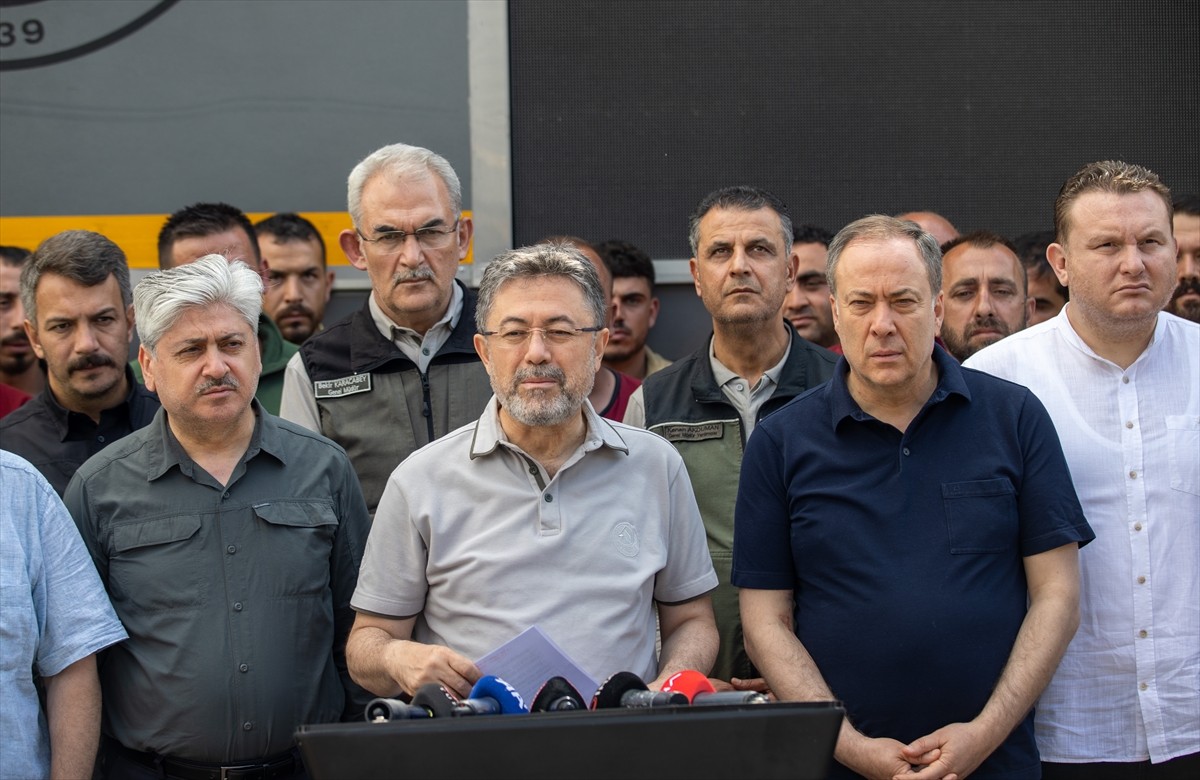 Tarım ve Orman Bakanı İbrahim Yumaklı (sağ 5), orman yangının çıktığı Sakarya'nın Taraklı...