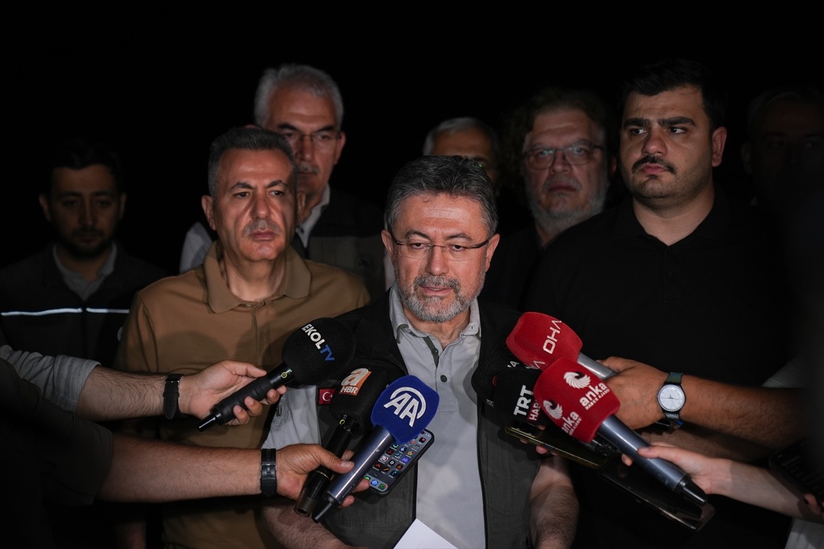 Tarım ve Orman Bakanı İbrahim Yumaklı, Seferihisar ve Menderes ilçelerindeki orman yangınının...