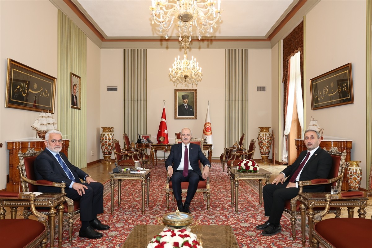 TBMM Başkanı Numan Kurtulmuş, HÜDA PAR Genel Başkanı Zekeriya Yapıcıoğlu ve beraberinde Gaziantep...
