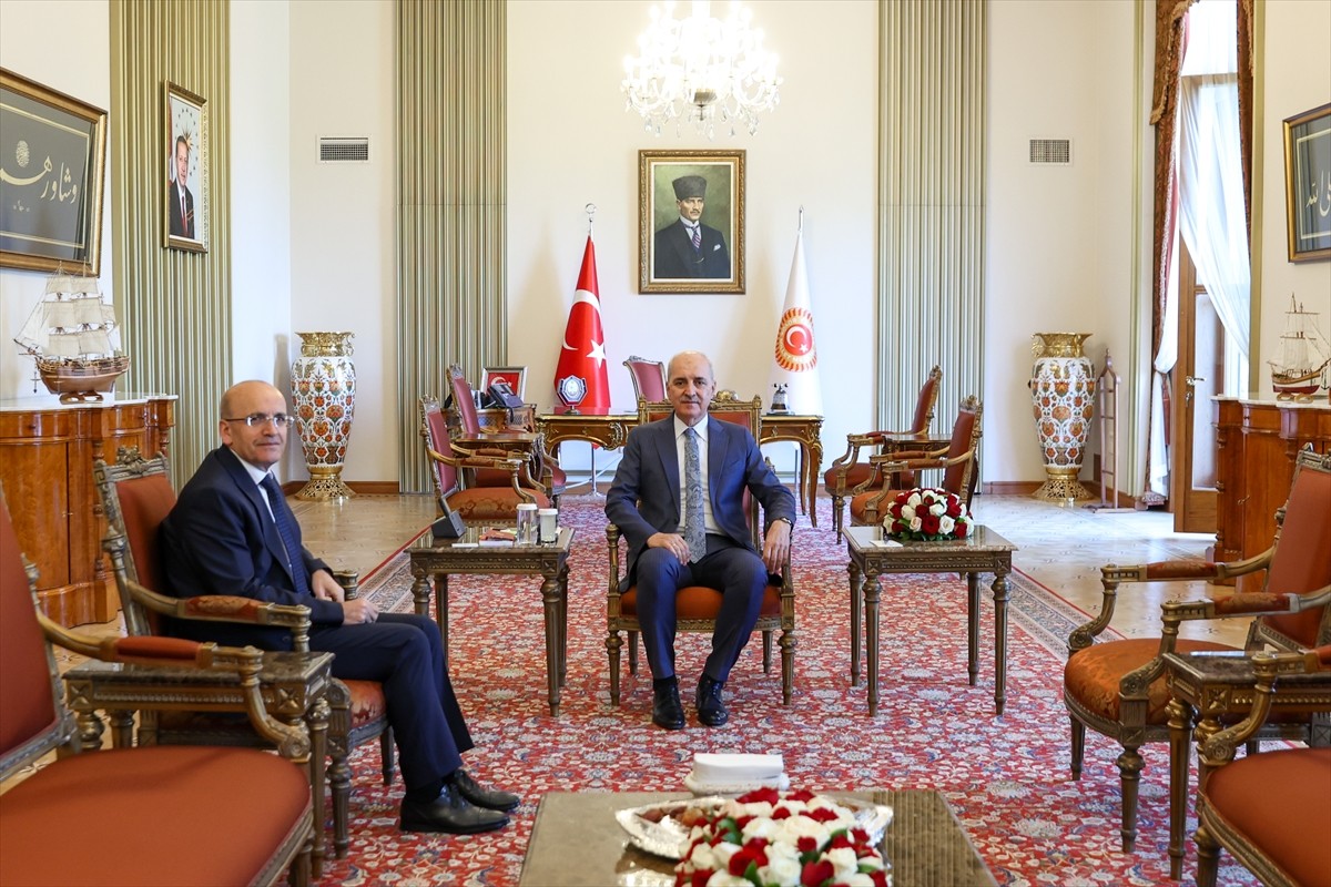 TBMM Başkanı Numan Kurtulmuş (sağda), Hazine ve Maliye Bakanı Mehmet Şimşek (solda) ile bir araya...