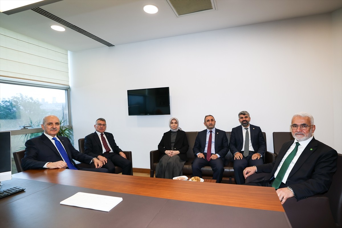 TBMM Başkanı Numan Kurtulmuş (solda), AK Parti Grup Başkanı Abdullah Güler (sol 2) ve AK Parti...