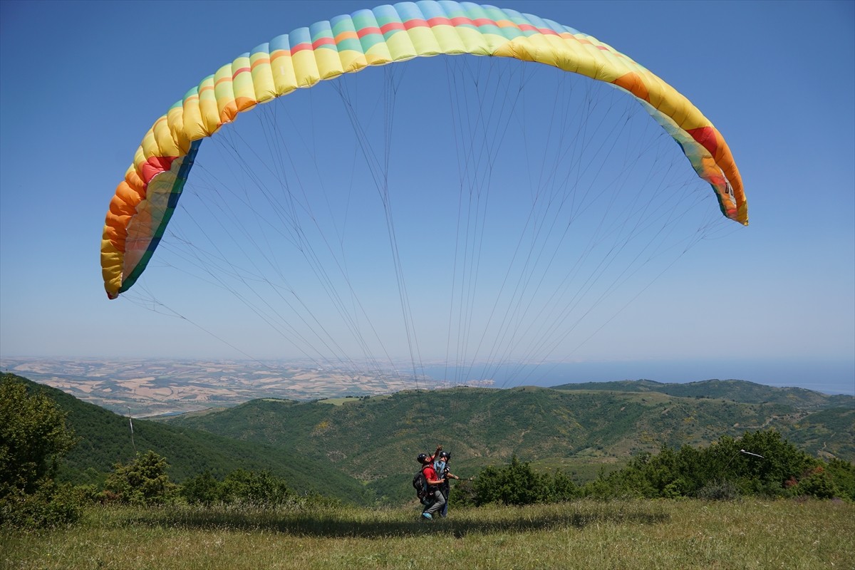 Tekirdağ'da bulunan Uçmakdere, Kurban Bayramı'nda gökyüzüyle buluşmak isteyen yamaç paraşütü...
