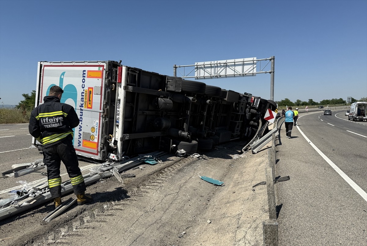 Tekirdağ'da devrilen tırın şoförü hastaneye kaldırıldı.