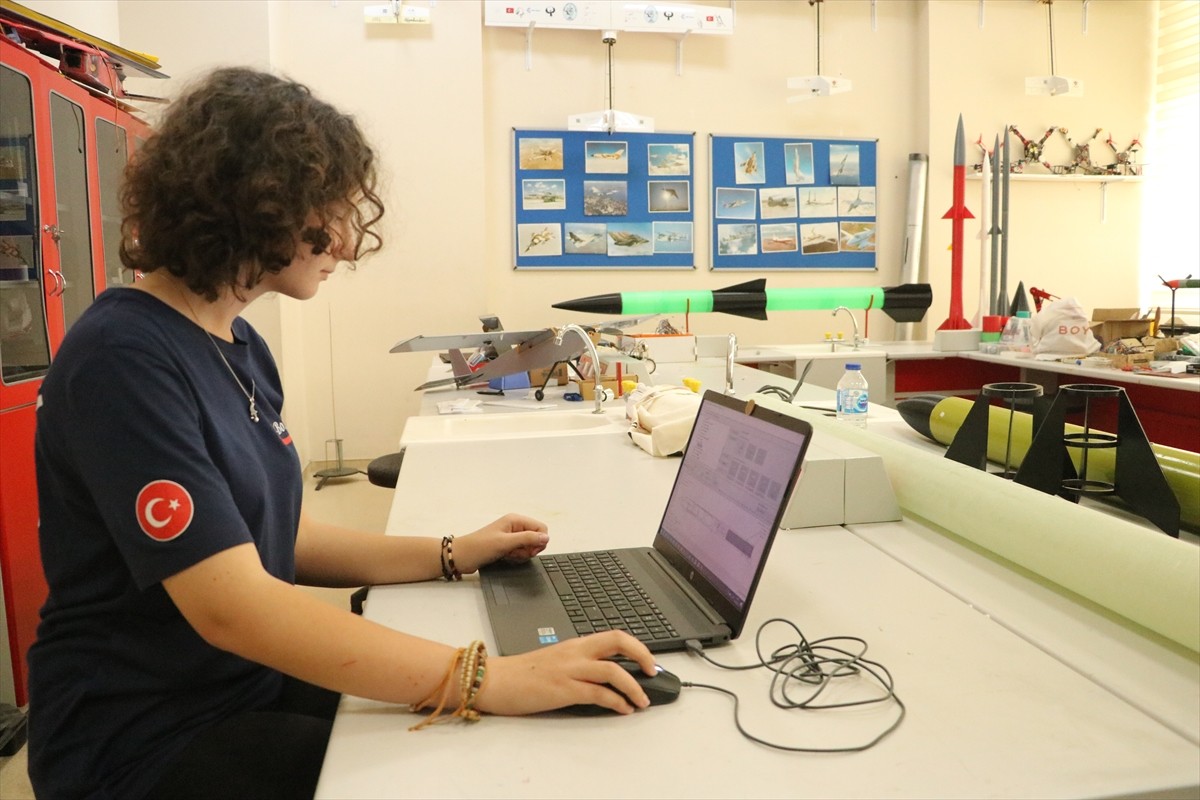 Tekirdağ'da lise öğrencileri, tasarladıkları "ÇETİN-03" isimli roketle TEKNOFEST yarışmasında...