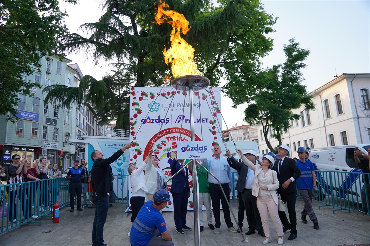 Tekirdağ'da "59. Uluslararası Kiraz Festivali", açılış töreniyle başladı. Protokol üyeleri...