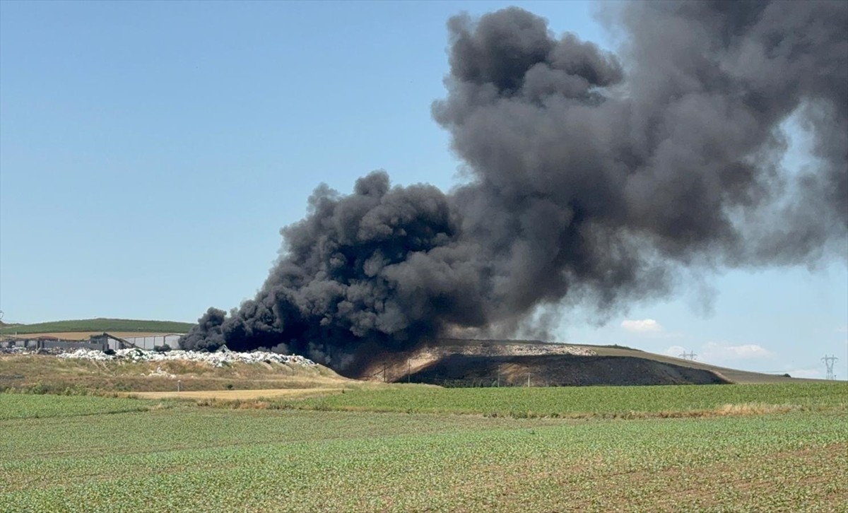 Tekirdağ'ın Çorlu ilçesinde, bir geri dönüşüm firmasının çöp depolama alanında çıkan yangın...