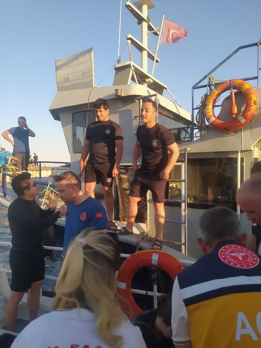 Tekirdağ'ın Marmaraereğlisi ilçesinde şişme botla açıldıkları denizde rüzgar nedeniyle mahsur...