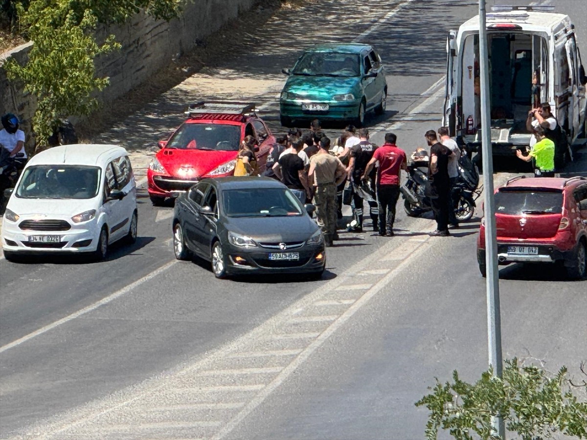 Tekirdağ’ın Çorlu ilçesinde otomobille çarpışan motosikletin sürücüsü ve arkasındaki yolcu...
