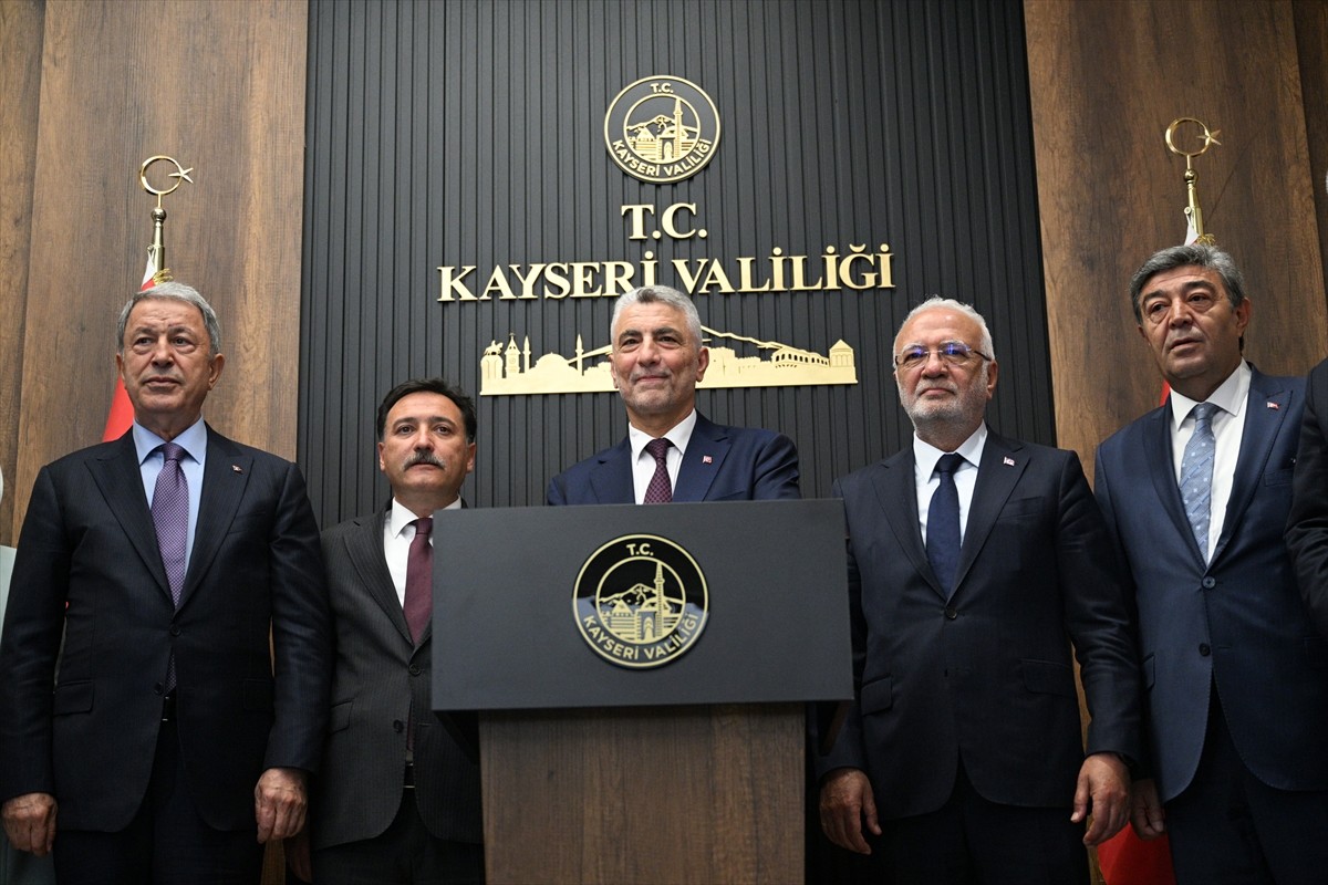 Ticaret Bakanı Ömer Bolat, çeşitli temaslarda bulunmak üzere geldiği Kayseri'de Valiliği ziyaret...