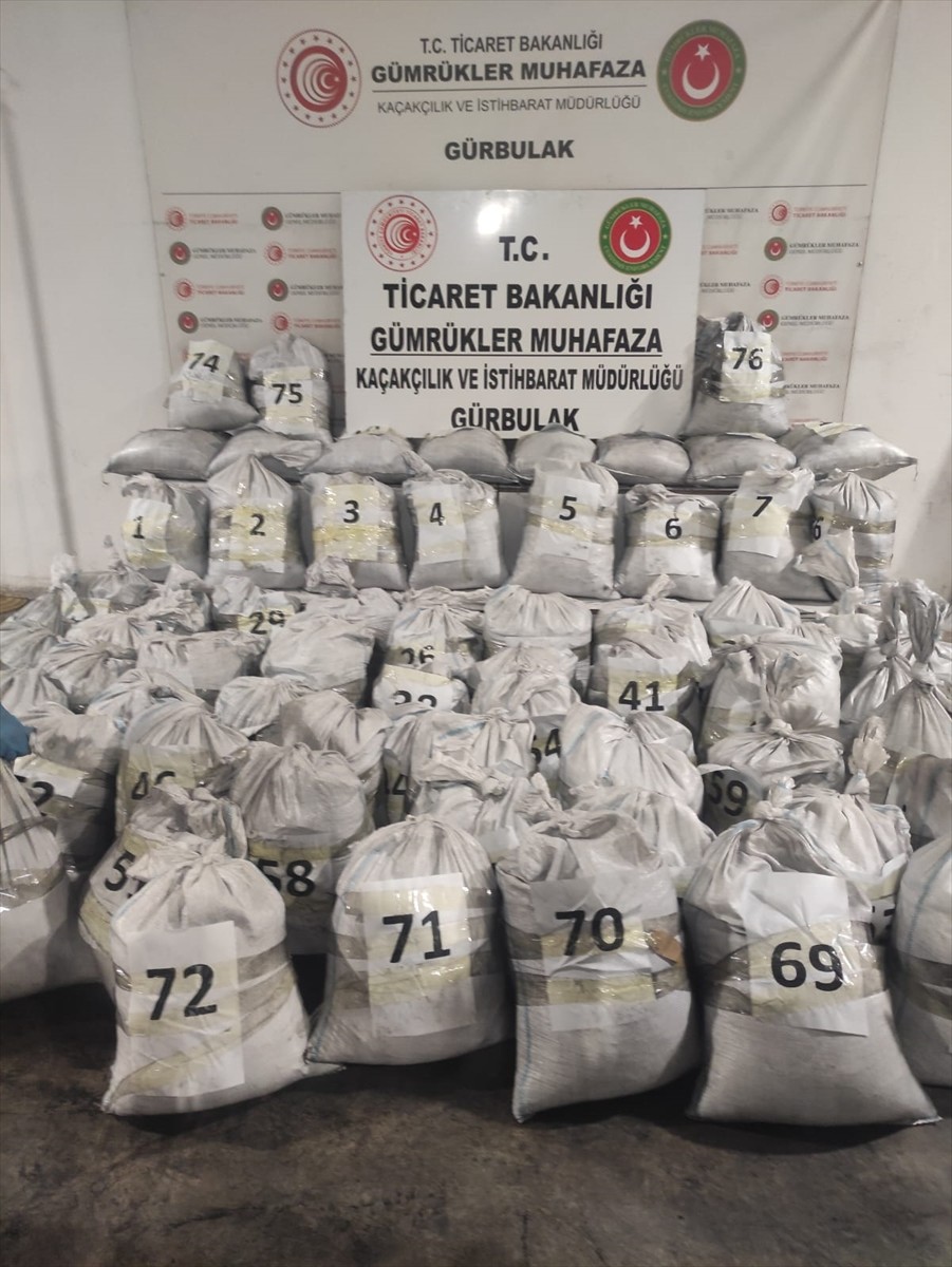 Ticaret Bakanlığı gümrük muhafaza ekipleri, Ağrı'daki Gürbulak Gümrük Kapısı'nda, tek seferde 1...