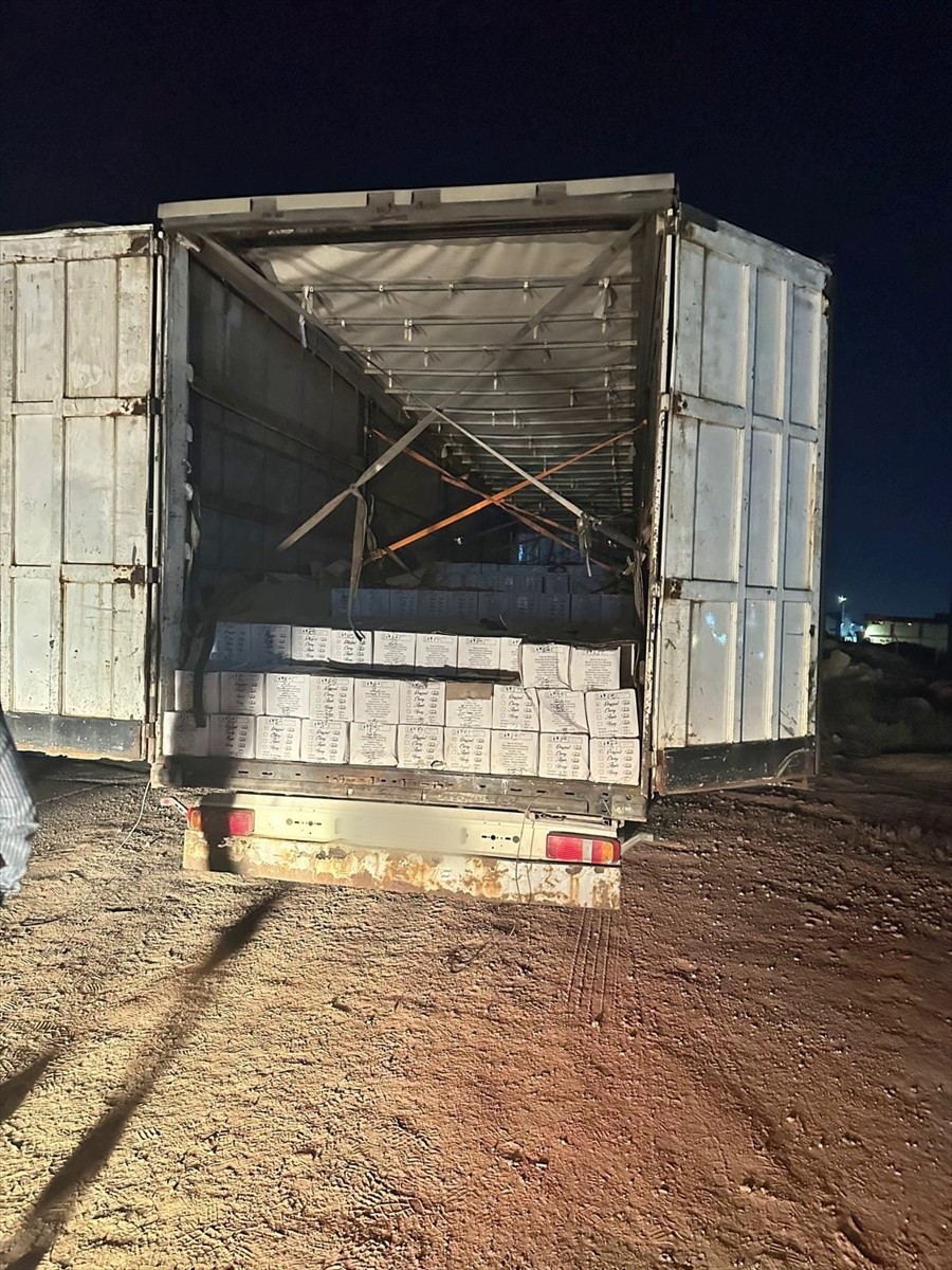 Ticaret Bakanlığı Gümrük Muhafaza ekiplerince Gaziantep-Şanlıurfa Otoyolu'nda gerçekleştirilen...