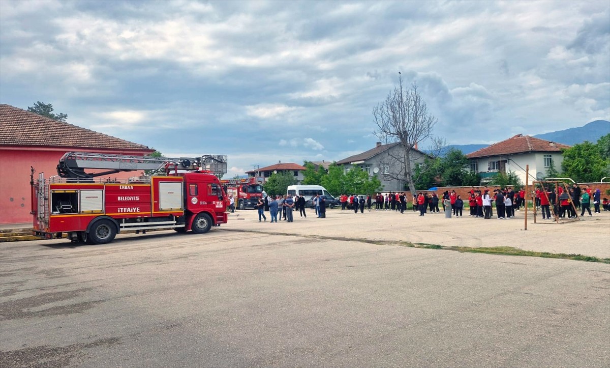 Tokat'ın Erbaa ilçesinde bir lisede çıkan yangın, itfaiye ekiplerince söndürüldü. Okula sağlık...