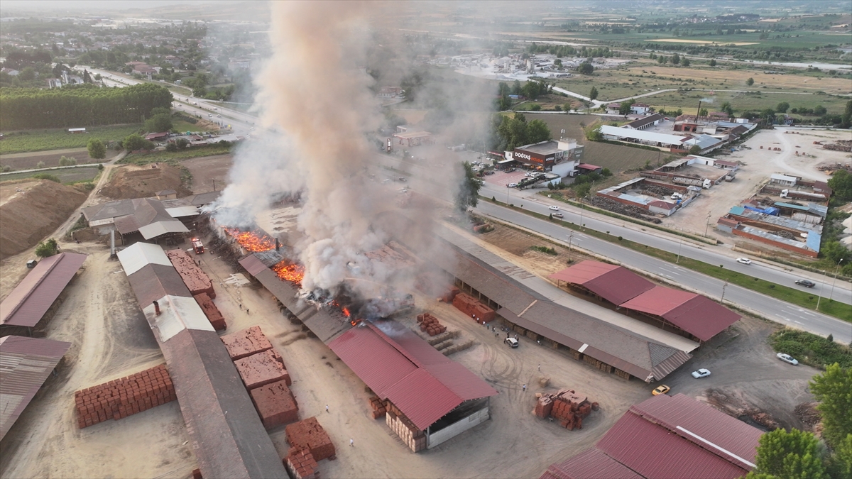 Tokat'ın Erbaa ilçesinde tuğla fabrikasında çıkan yangın söndürüldü.