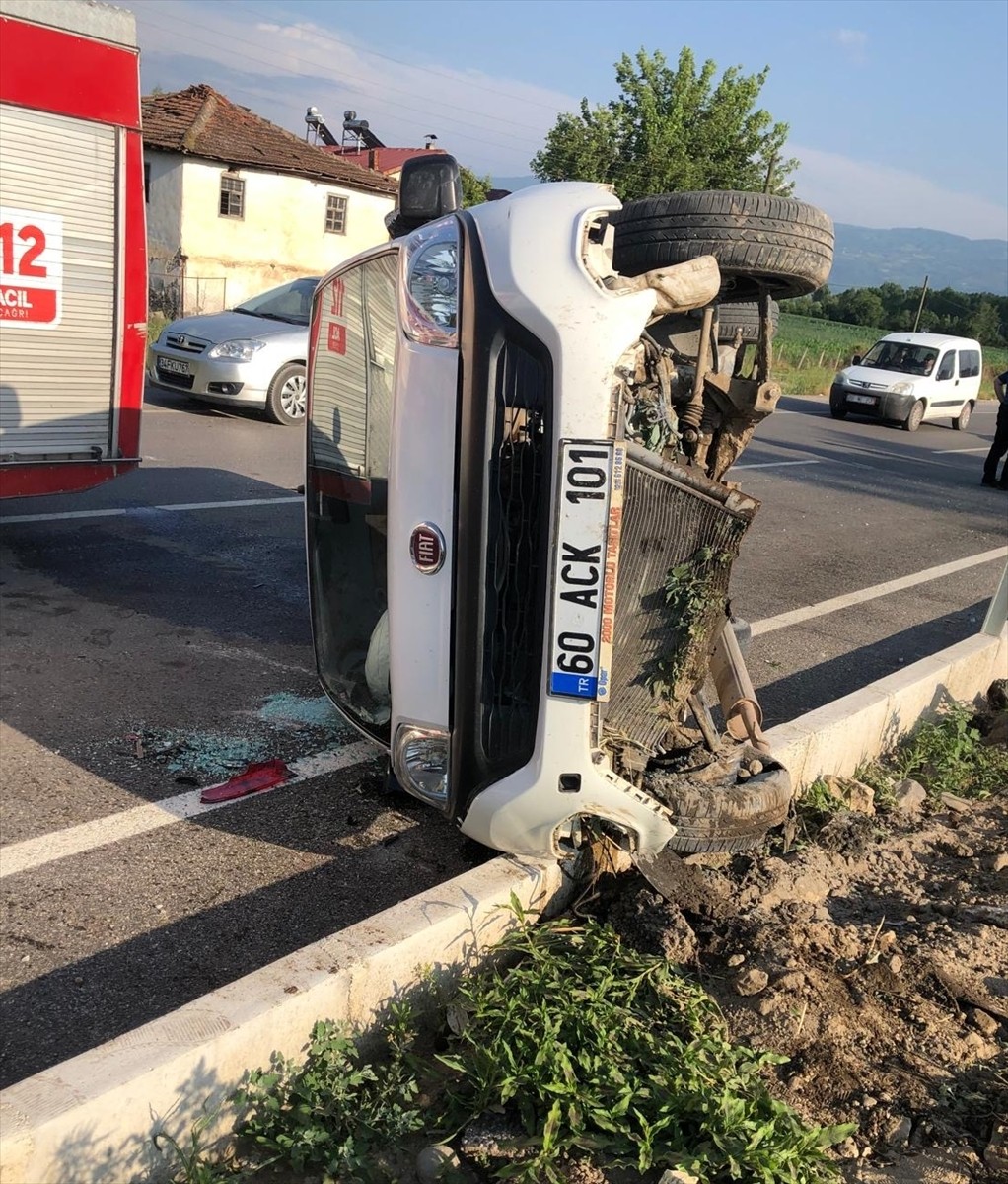 Tokat'ın Niksar ilçesinde devrilen hafif ticari araçtaki 4 kişi yaralandı.