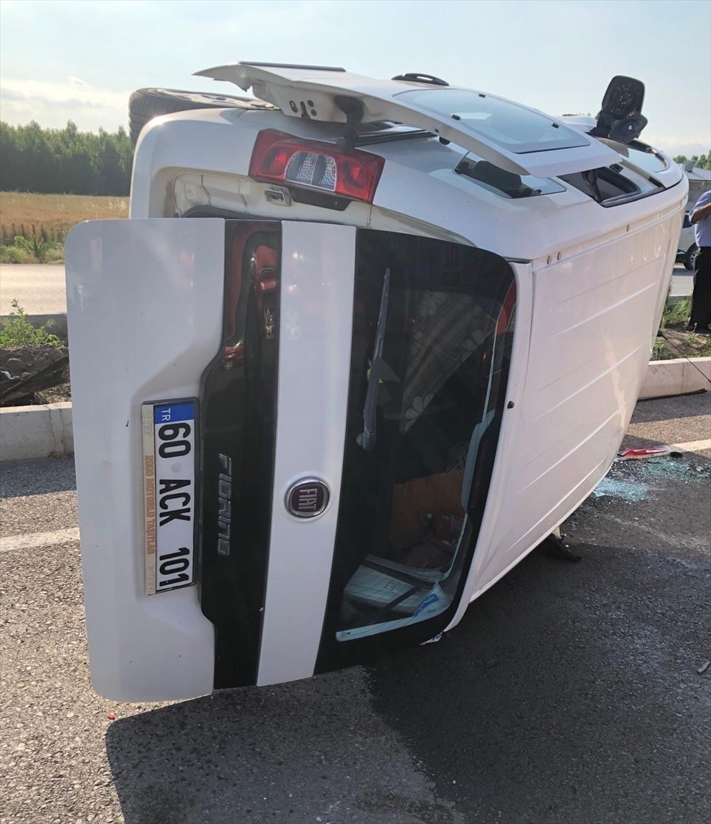 Tokat'ın Niksar ilçesinde devrilen hafif ticari araçtaki 4 kişi yaralandı.