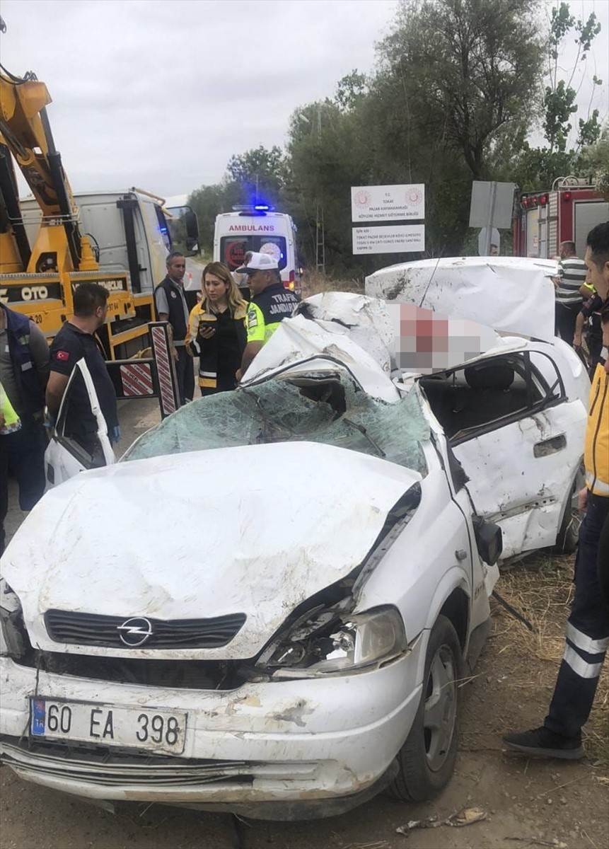 Tokat'ın Pazar ilçesinde devrilen otomobilin sürücüsü hayatını kaybetti.