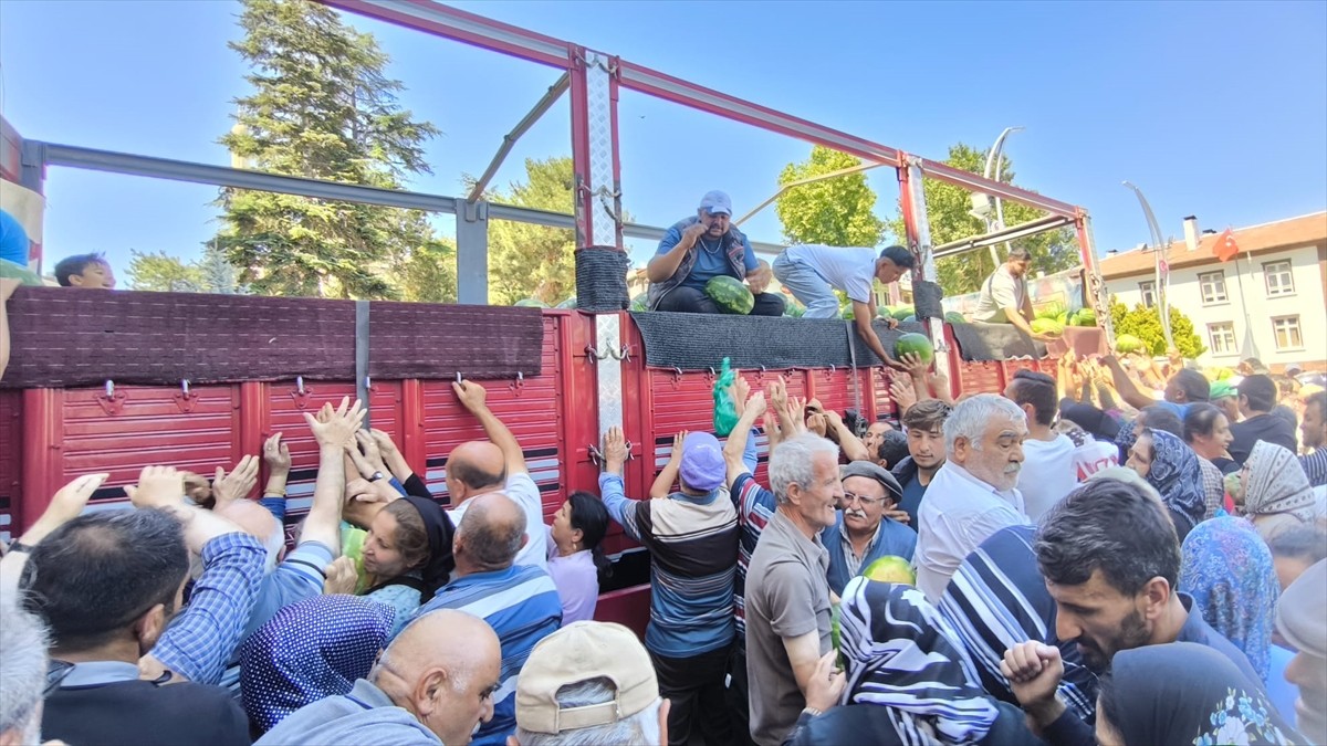 Tokat'ın Zile ilçesinde bir üretici, vatandaşlara tır dolusu karpuzu ücretsiz dağıttı.