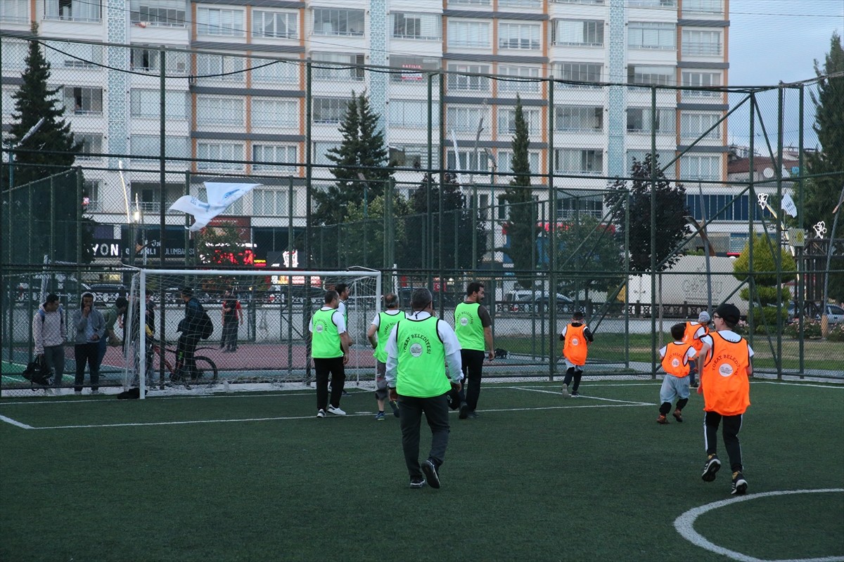 Tokat'ta Babalar Günü dolayısıyla Tokat Belediyesi Spor Kompleksi'nde 30 özel gereksinimli öğrenci...