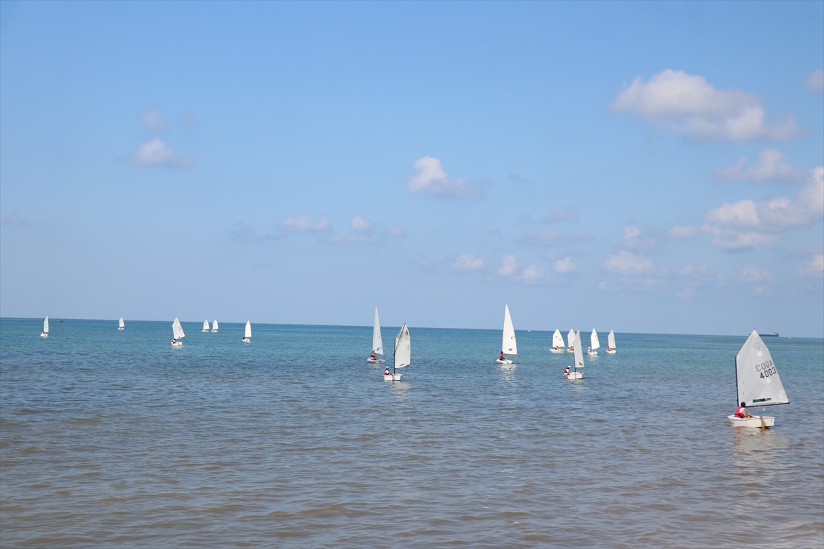 Trabzon'da, 1 Temmuz Denizcilik ve Kabotaj Bayramı etkinlikleri kapsamında yelken yarışları...