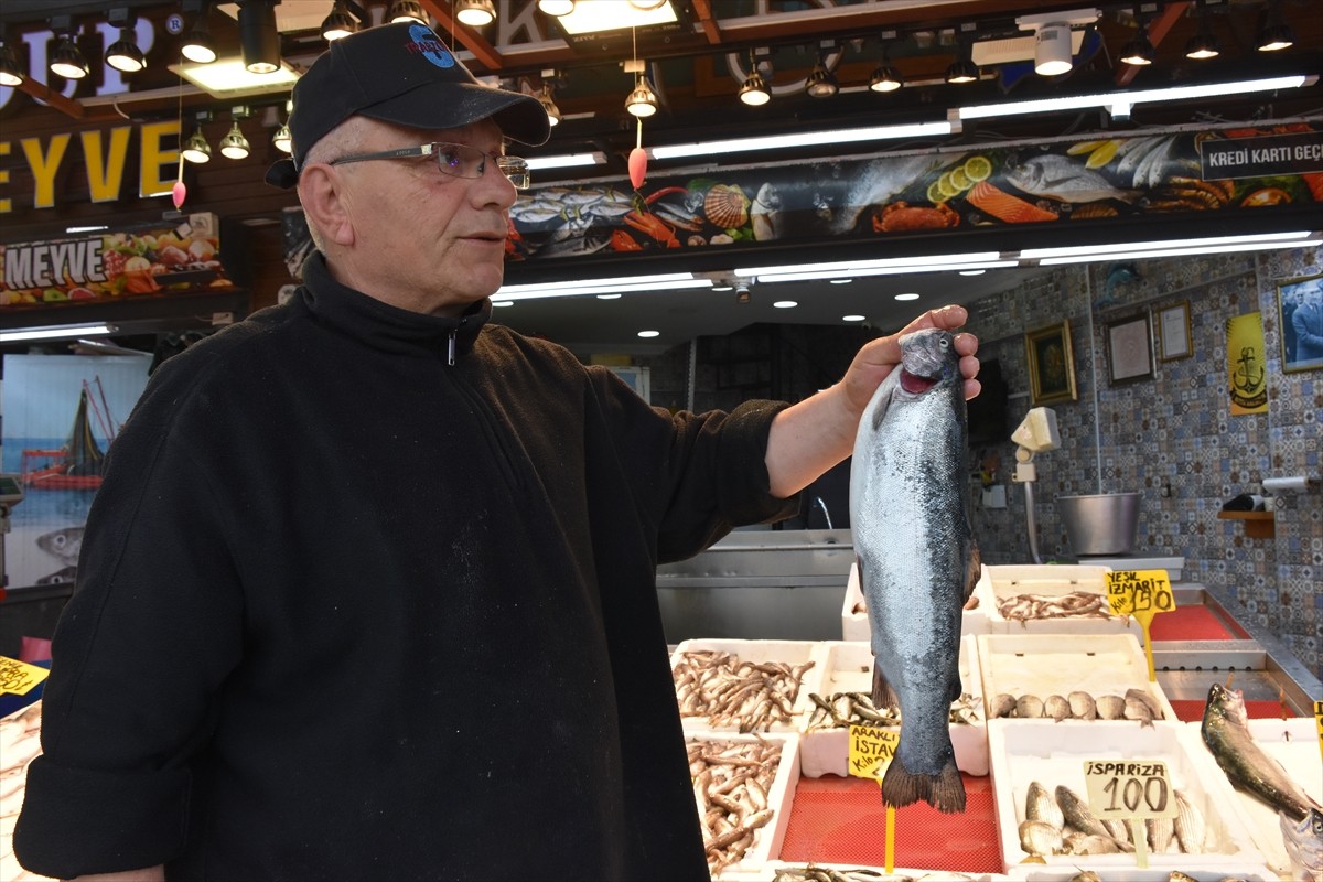 Trabzon'da balıkçı tezgahlarında somon ve alabalığın kilogramı, 150 ila 300 liradan satışa...