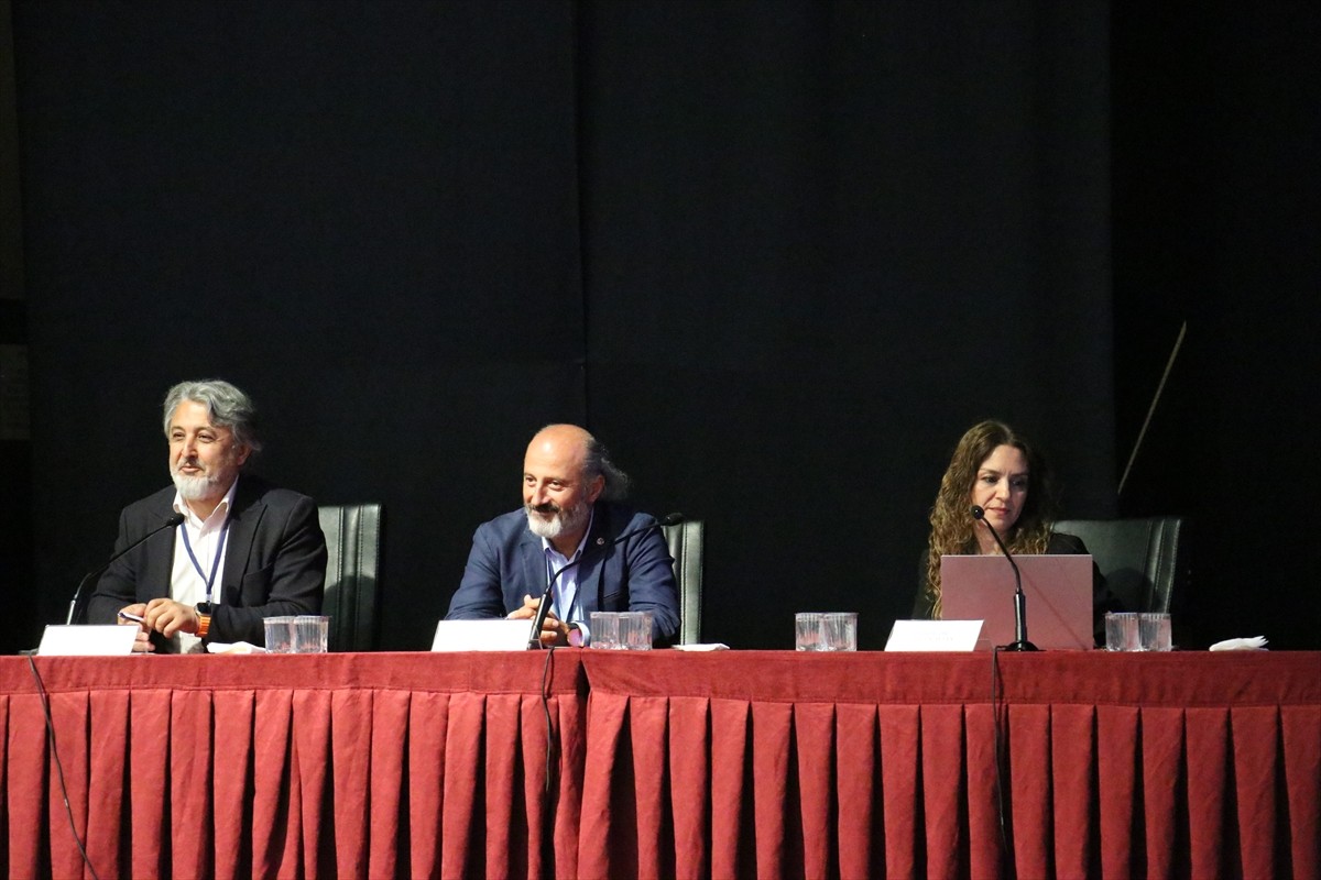 Trabzon'da düzenlenen "Ulusal İklim Değişikliği ve Su Sempozyumu" ikinci gününde oturum ve...