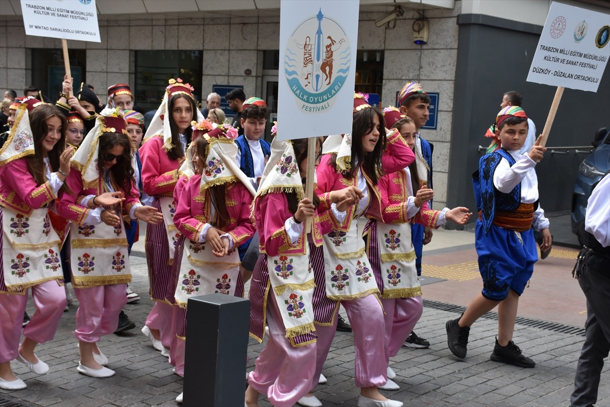 Trabzon'da İl Milli Eğitim Müdürlüğünce "1. Kültür ve Sanat Festivali" gerçekleştirildi. Kortej...