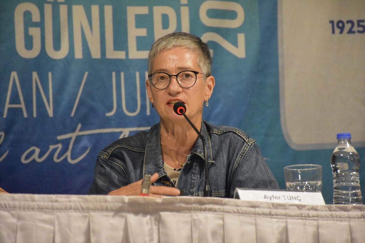 Trabzon'da "15. Uluslararası Sanat Günleri" etkinlikleri kapsamında 4 söyleşi düzenlendi. Trabzon...