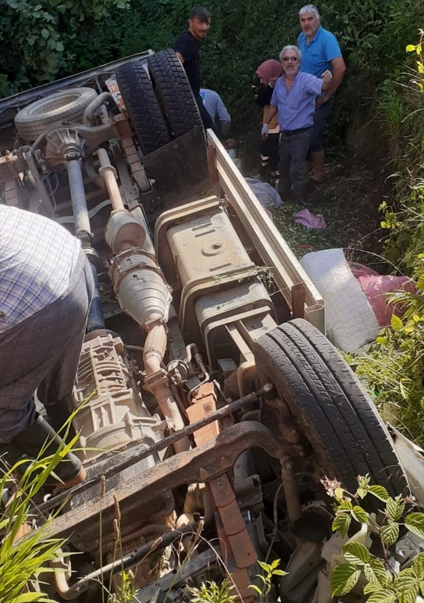  Trabzon'un Of ilçesinde çay yüklü kamyonun devrildiği kazada yaralanan 9 kişi tedavi altına...