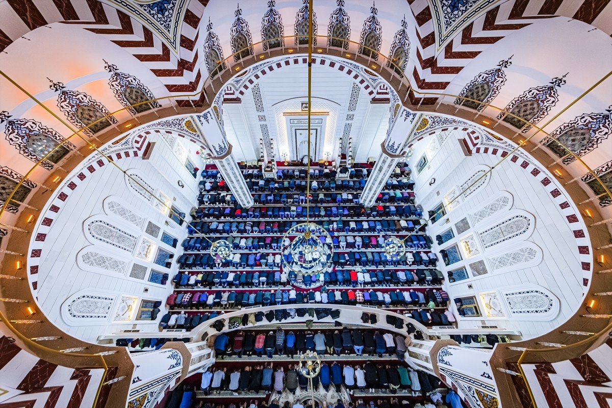 Trabzon'un Ortahisar ilçesinde vatandaşlar Kurban Bayramı dolayısıyla Mısırlı Dede Fatih Sultan...