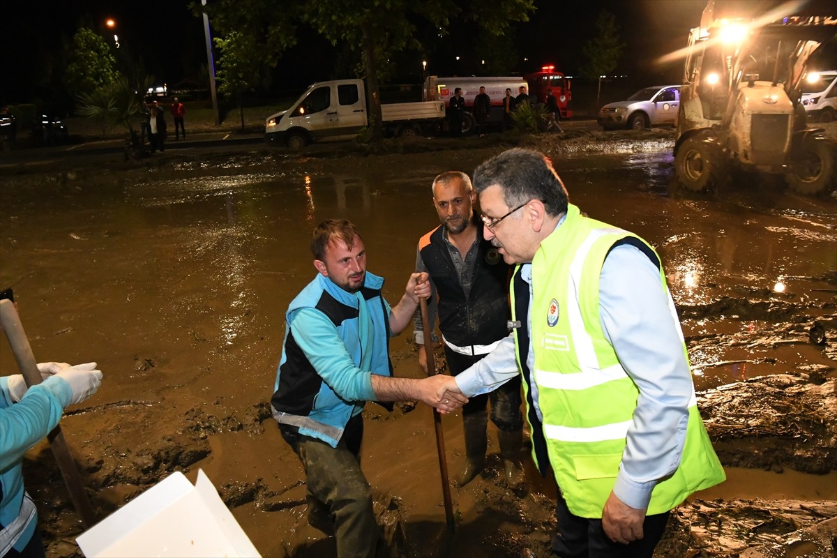 Trabzon Büyükşehir Belediye Başkanı Ahmet Metin Genç (sağda), kentte şiddetli yağışlar sonucu...