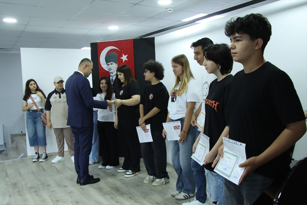 Trakya'da öğrenciler, okullarda düzenlenen karne töreni sonrası yaz tatiline girdi. Kırklareli'nde...