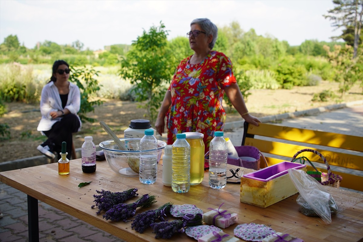Trakya Tarımsal Araştırma Enstitüsünce düzenlenen "8. Edirne Lavanta Tarla Günleri" çeşitli...