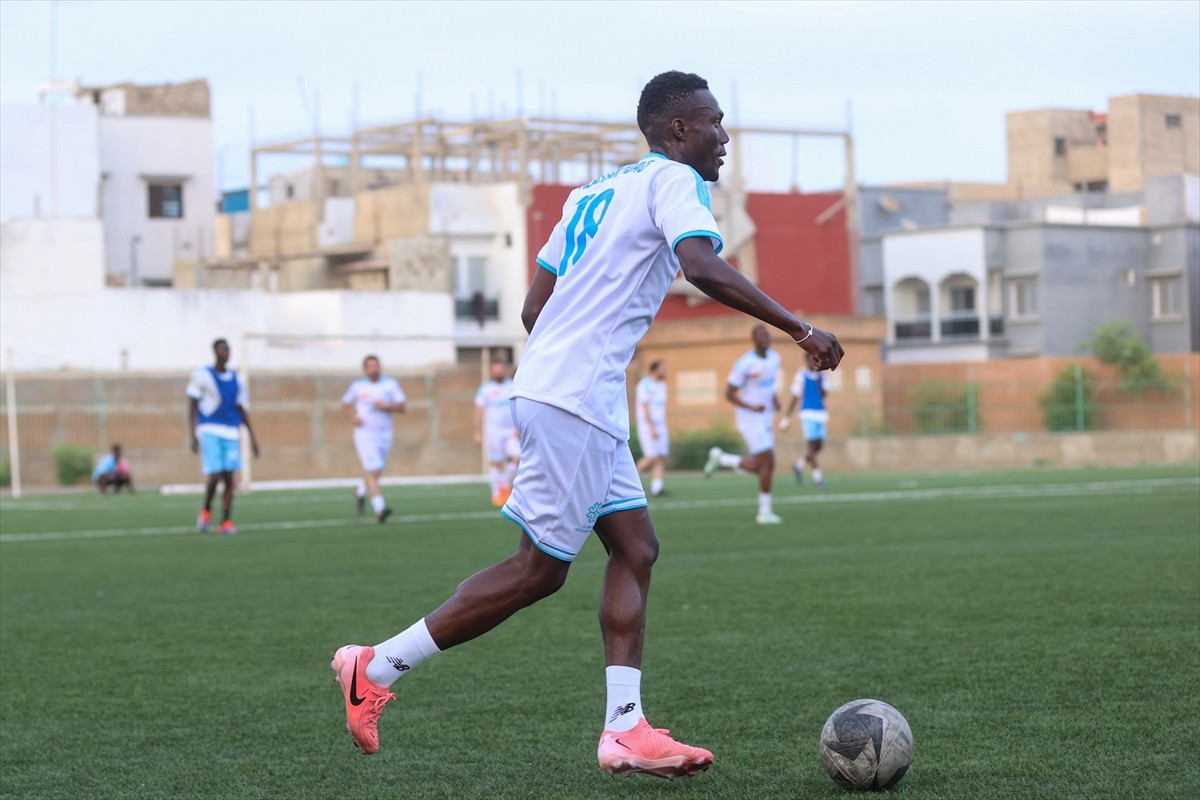 Trendyol Süper Lig'de forma giyen Senegalli futbolcular, Senegal Maarif Okulu öğrencileriyle...
